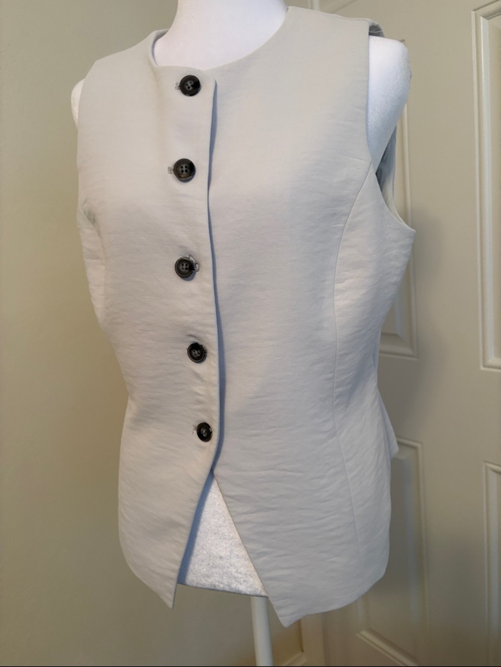 House of Harlow 1960 Cream Sleeveless Button Front Vest